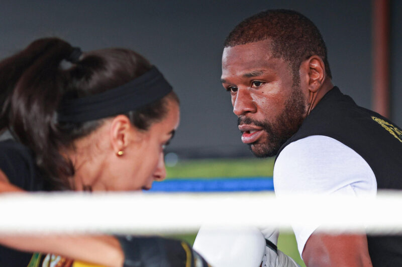 El boxeador estadounidense Floyd Mayweather participa en un entrenamiento este jueves, en Ciudad de México (México). EFE/Madla Hartz