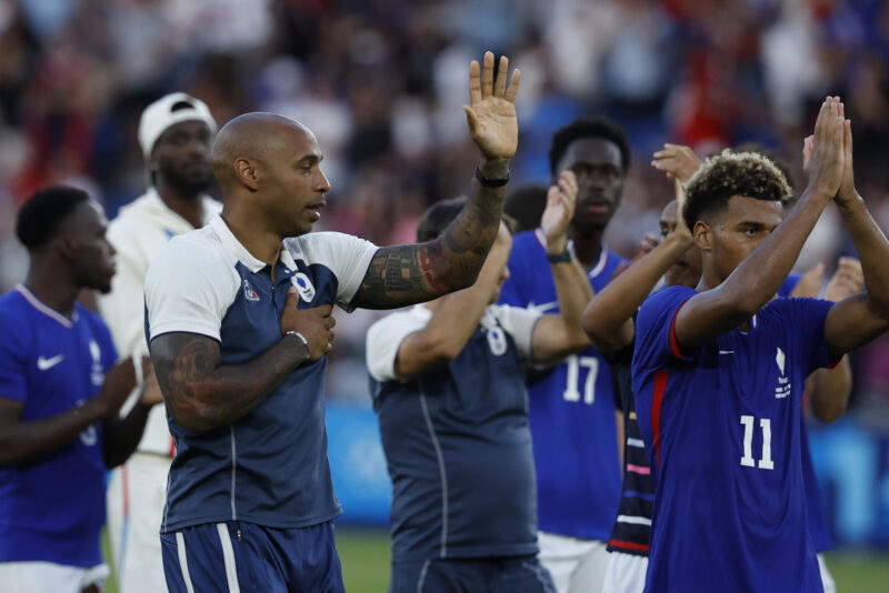 Los jugadores franceses y su entrenador Thierry Henry (i) tras la derrota ante España en el partido por la medalla de oro de los Juegos Olímpicos de París 2024 que Francia y España disputan este viernes en el Parc des Princes, de Paris . EFE/ Juanjo Martin