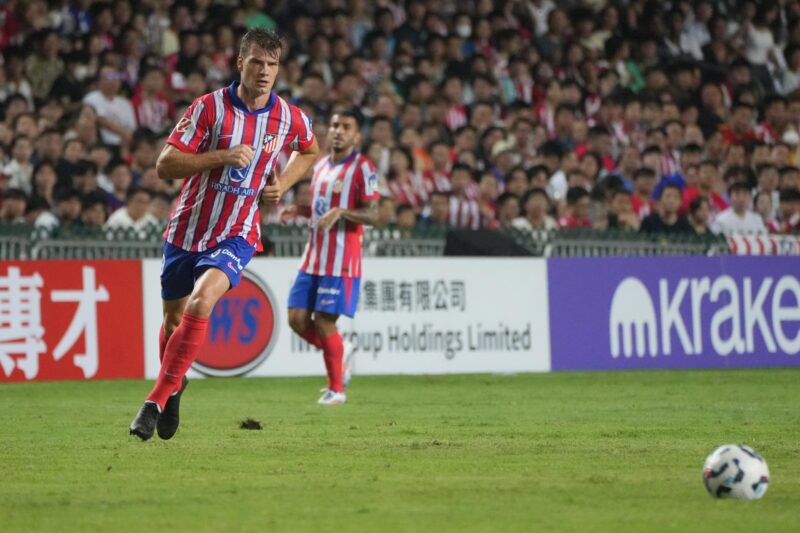 Alexander Sørloth , el goleador que enamora al Atlético con su perro El noruego Alexander Sorloth en el partido contra el Kitchee en Hong Kong. EFE/EPA/BERTHA WANG