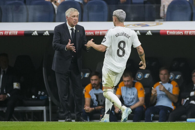 El centrocampista uruguayo del Real Madrid Fede Valverde celebra con Carlo Ancelotti (i) el gol marcado ante el Real Valladolid.EFE/Borja Sánchez-Trillo