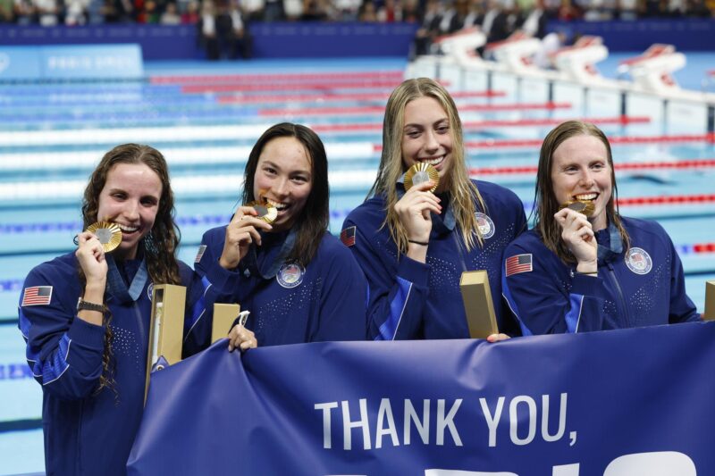 La medallistas de oro estadounidenses con récord mundial (I-D) Regan Smith, Torri Huske, Gretchen Walsh, y Lilly King tras ganar el oro 4x100m estilos en Paris, Francia. EFE/EPA/MAST IRHAM