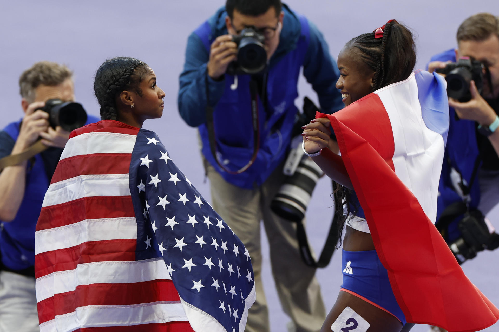 Las atletas, la estadounidense Masai Russell (i-oro) y la francesa Cyréna Samba-Mayela (d-plata), en la final femenina de 100m vallas, en el marco de los Juegos Olímpicos París 2024, este sábado, en el Estadio de Francia de Saint-Denis. EFE/ Julio Muñoz