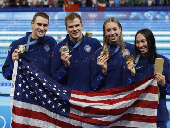 París 2024: China sigue mandando en el medallero; EE. UU. segundo Medallero. La medallistas de oro estadounidenses (I-D) Ryan Murphy, Nic Fink, Gretchen Walsh, y Torri Huske. EFE/EPA/MAST IRHAM
