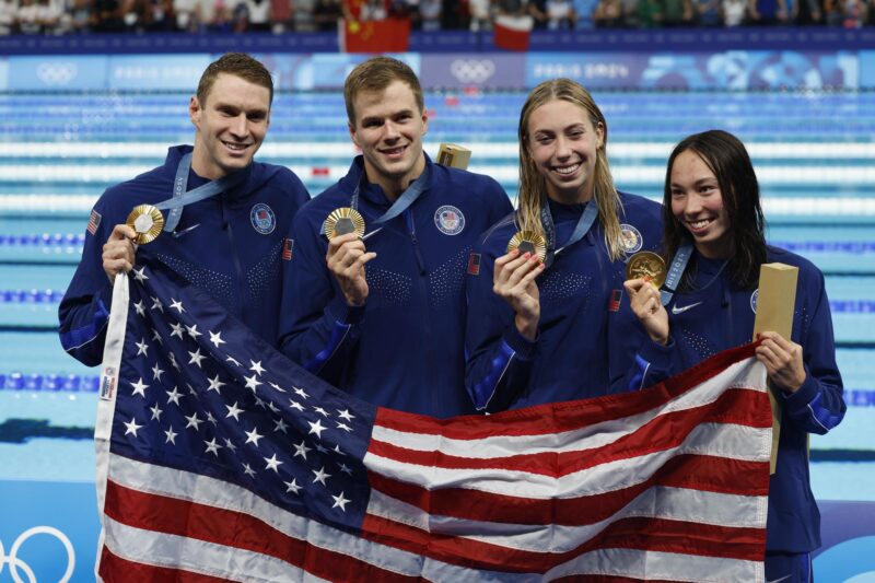 Medallero. La medallistas de oro estadounidenses (I-D) Ryan Murphy, Nic Fink, Gretchen Walsh, y Torri Huske. EFE/EPA/MAST IRHAM