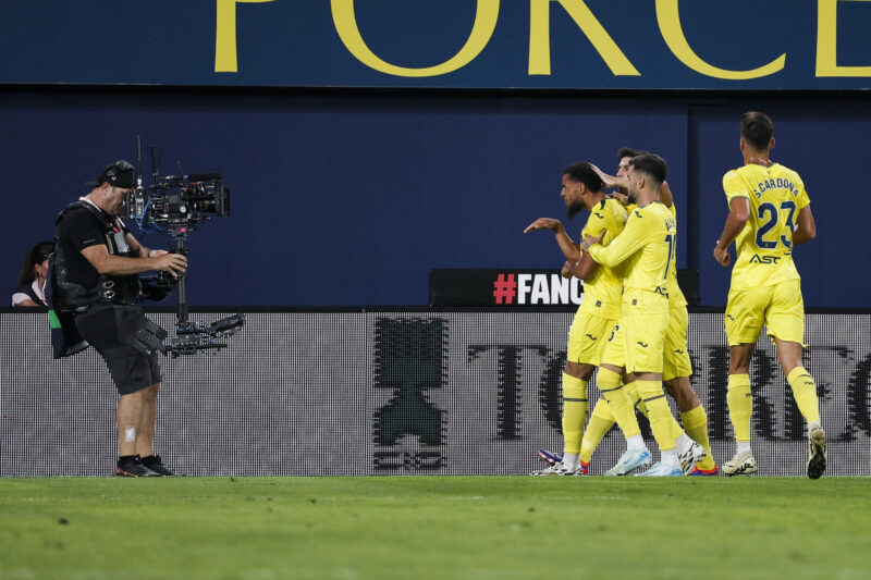 - Los jugadores del Villarreal celebran el primer gol ante el Atlético, durante el partido de la primera jornada de LaLiga EA Sports que Villarreal CF y Atlético de Madrid disputan este lunes en el estadio de la Cerámica. EFE/Manuel Bruque
