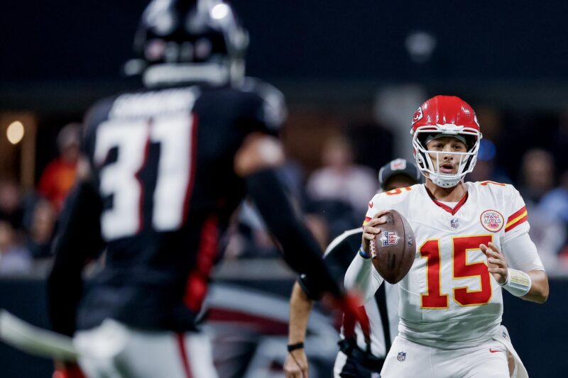 Atlanta (United States), 23/09/2024.- NFL Kansas City Chiefs quarterback Patrick Mahomes in action against the Atlanta Falcons during the first half of a NFL American football game between the Kansas City Chiefs and the Atlanta Falcons in Atlanta, Georgia, USA, 22 September 2024. EFE/EPA/ERIK S. LESSER