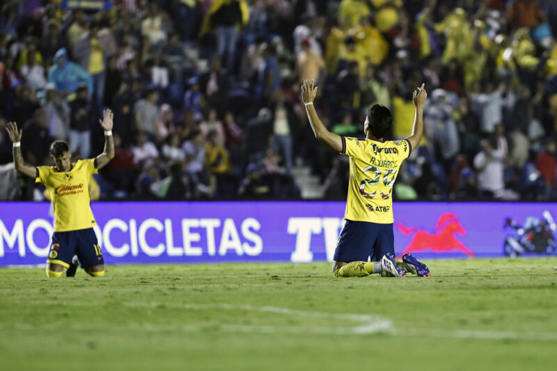 MEX8747. CIUDAD DE MÉXICO (MÉXICO), 14/09/2024.- Jugadores de América celebran un triunfo ante Guadalajara este sábado, durante un partido correspondiente a la jornada 7 del torneo Apertura 2024 en el estadio Ciudad de los Deportes en Ciudad de México (México). EFE/ Sáshenka Gutiérrez