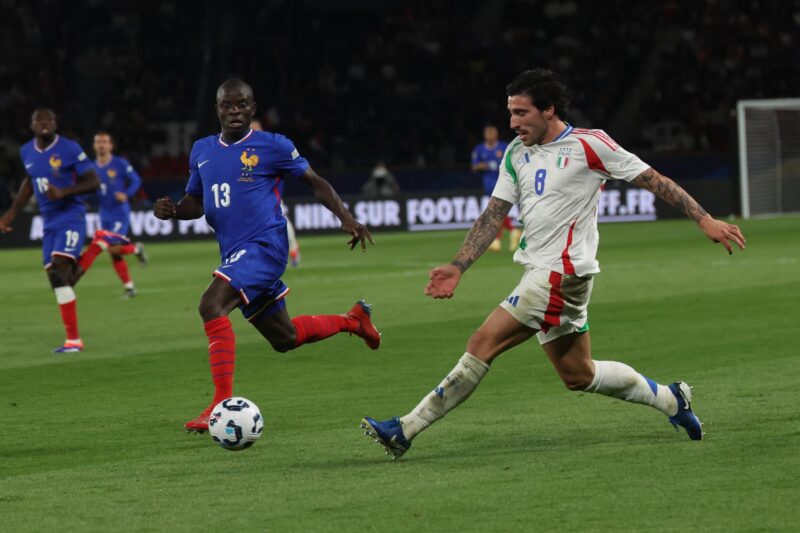 Paris (France), 05/09/2024.- N'Golo Kante (L) of France and Sandro Tonali (R) of Italy in action during the UEFA Nations League group B soccer match between France and Italy in Paris, France, 06 September 2024. (Francia, Italia) EFE/EPA/MOHAMMED BADRA