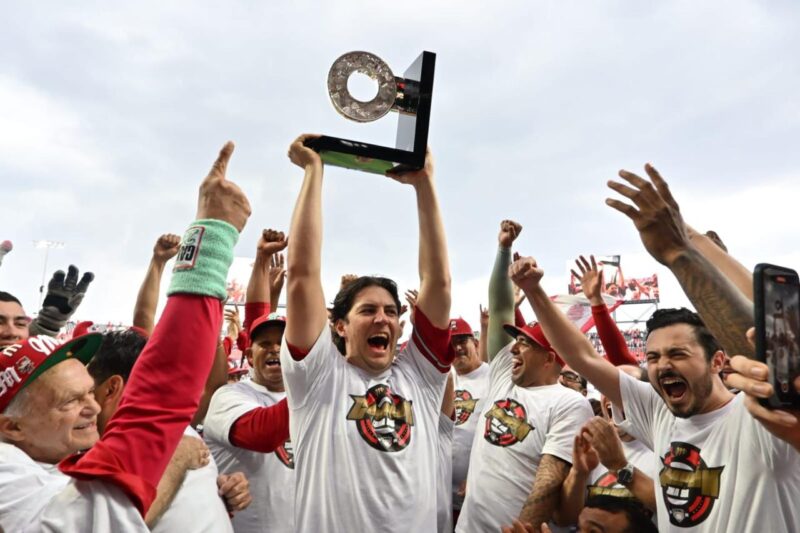Foto (cortesía): Diablos Rojos del México / Trevor Bauer celebrando el pase a la Serie del Rey