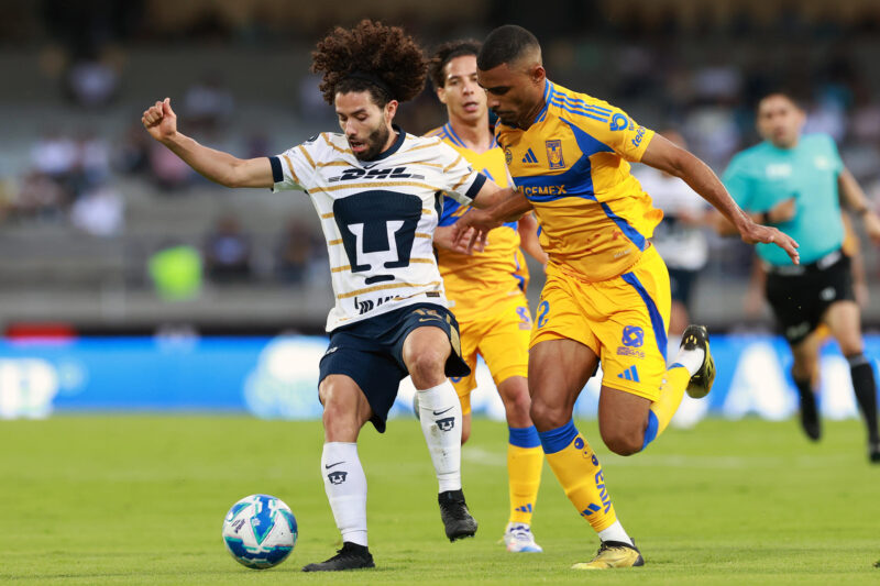 MEX7357. CIUDAD DE MÉXICO (MÉXICO), 01/09/2024.- Joaquím Pereira (d) de Tigres disputa el balón con César Huerta de Pumas, este domingo durante un partido de la jornada 6 del Torneo Apertura 2024 del fútbol mexicano, en el estadio Olímpico Universitario, en Ciudad de México (México)(Gorriarán,Tigres UANL). EFE/Alex Cruz