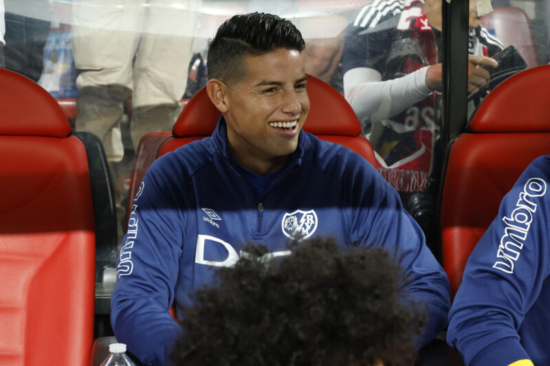El centrocampista colombiano del Rayo Vallecano James Rodríguez, en el banquillo antes del partido de LaLiga EA Sports que enfrentó a su equipo contra el Atlético de Madrid en el Estadio de Vallecas en Madrid. EFE/ Kiko Huesca