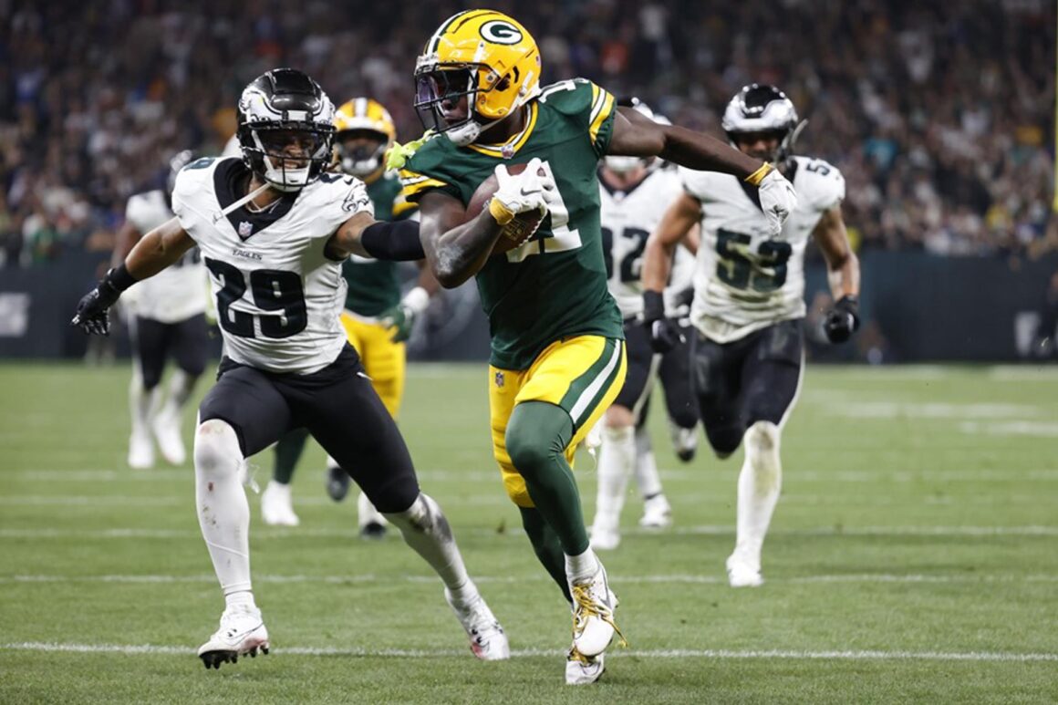 Jayden Reed (d) de Packers avanza frente a Avonte Maddox de Eagles en un partido de la NFL entre Green Bay Packers y Philadelphia Eagles en el estadio Neo Química Arena en São Paulo. (Mejores contratos NFL) EFE/ Sebastiao Moreira