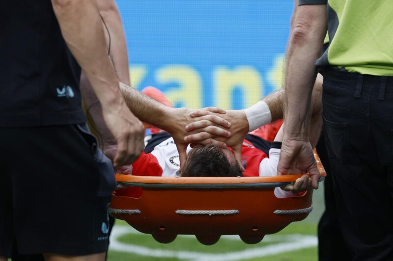 El delantero mexicano Santiago Gimenez, del Feyenoord, es retirado en camilla durante el partido de la Eredivisie que han jugado Feyenoord Rotterdam y NAC Breda en Rotterdam, Países Bajos. EFE/EPA/Pieter Stam de Jonge