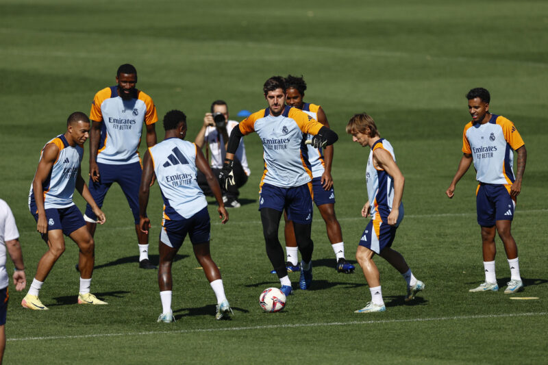 Los jugadores del Real Madrid durante el entrenamiento realizado en la Ciudad Deportiva de Valdebebas para preparar el partido de la 5ª jornada de Liga que el equipo disputa mañana ante la Real Sociedad en Anoeta. EFE/Rodrigo Jiménez