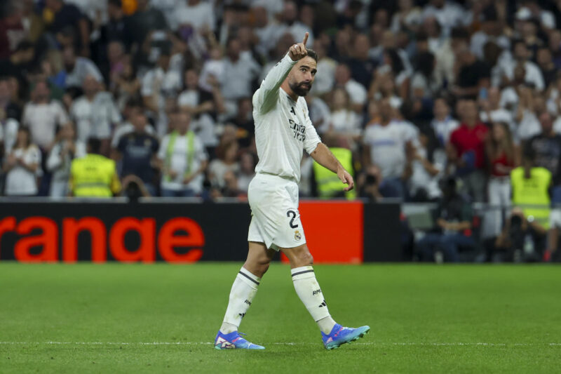 El defensa del Real Madrid, Dani Carvajal, tras conseguir el primer gol del equipo madridista durante el encuentro correspondiente a la sexta jornada de Laliga EA Sports que disputaron Real Madrid y Espanyol en el estadio Santiago Bernábeu, en Madrid. EFE / Kiko Huesca.