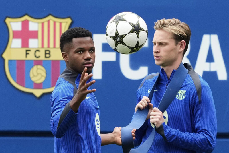 Los jugadores del FC Barcelona, Ansu Fati (i) y Frenkie de Jong (d), durante el entrenamiento que el equipo azulgrana ha realizado este miércoles en el estadio Johan Cruyff antes de viajar a Mónaco donde mañana debutan en la Liga de Campeones ante el AC Monaco. (Champions League) EFE/Alejandro García