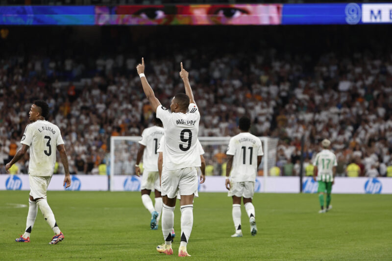 El delantero del Real Madrid Kylian Mbappé celebra su gol durante el partido de la cuarta jornada de LaLiga entre el Real Madrid y el Real Betis, este domingo en el estadio Santiago Bernabéu. EFE/Sergio Pérez