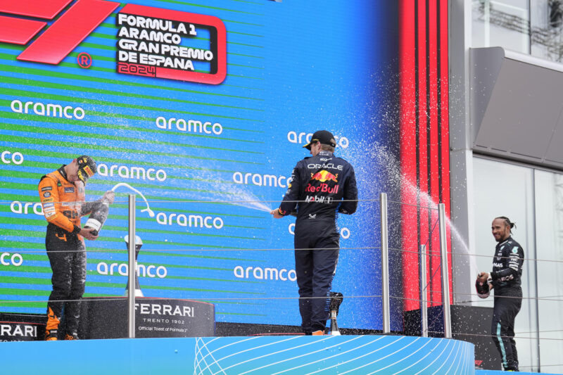 El piloto neerlandés Max Verstappen (c), del equipo Oracle Red Bull Racing, el británico Lando Norris (i), del equipo McLaren, y el también inglés Lewis Hamilton (d), del equipo Mercedes, en el podio del pasado Gran Premio de España de Fórmula Uno. EFE/ Alejandro García