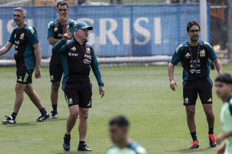 Imagen de archivo del entrenador de la selección mexicana de fútbol Javier Aguirre (c-i) durante un entrenamiento. EFE/ Isaac Esquivel