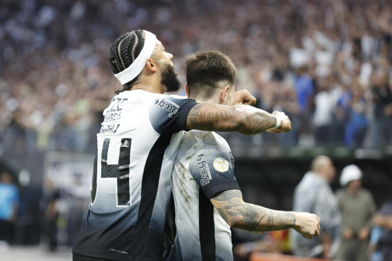 Memphis Depay (i) y Rodrigo Garro de Corinthians celebran un gol ante Goianiense. EFE/ Sebastiao Moreira