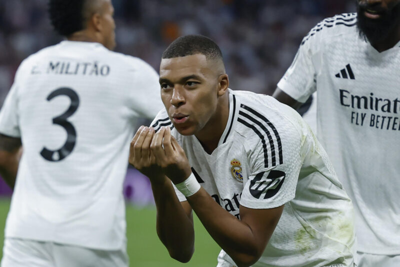 El delantero del Real Madrid Kylian Mbappé celebra su gol, el primer gol del equipo blanco, durante el encuentro correspondiente a la primera jornada de la Liga de Campeones que Real Madrid y Vfb Stuttgart disputan hoy martes en el estadio Santiago Bernabéu, en Madrid. EFE/Kiko Huesca (TV/Streaming, Fin de semana)