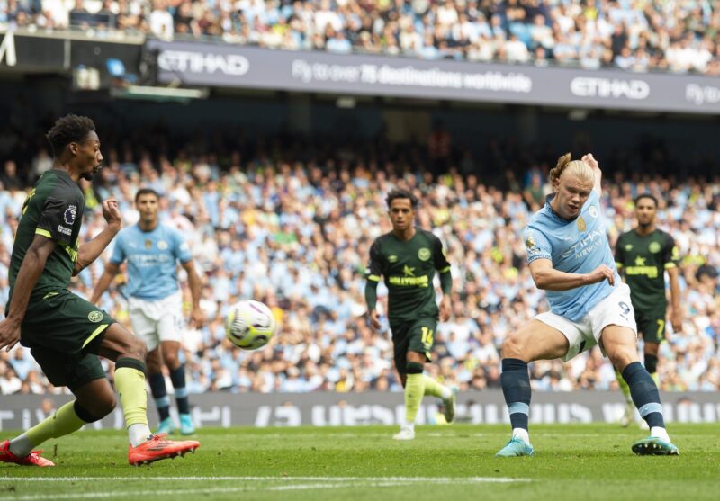 El delantero noruego Erling Haaland del Manchester City durante el partido de la Premier League que han jugado Manchester City y Brentford en Manchester, Reino Unido. EFE/EPA/PETER POWELL .