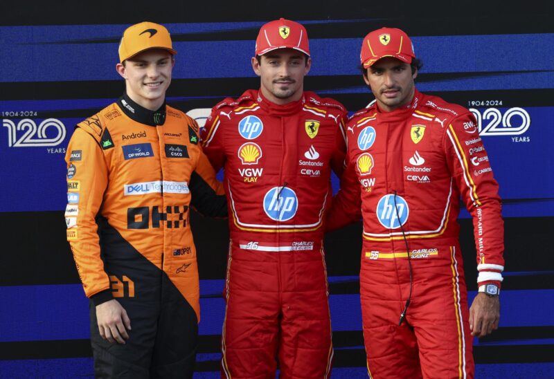 El monegasco de Ferrari Charles Leclerc posa con el australiano Oscar Piastri (L) de McClaren y el tercer clasificado, el español de Ferrari Carlos Sainz, en Bakú, AzerbaiyánEFE/EPA/ALI HAIDER