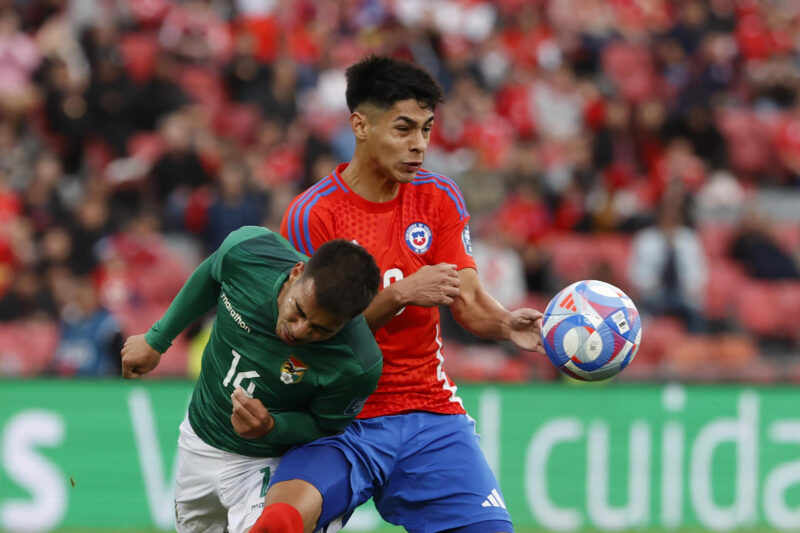 Darío Osorio (d) de Chile disputa un balón con Robson Matheus de Bolivia en un partido de las eliminatorias sudamericanas para el Mundial de 2026. EFE/ Elvis González