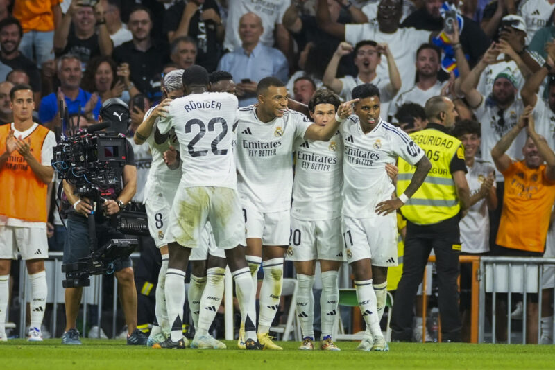 El delantero del Real Madrid Kylian Mbappé (c) celebra su gol durante el partido de la cuarta jornada de LaLiga entre el Real Madrid y el Real Betis, este domingo en el estadio Santiago Bernabéu. EFE/Borja Sánchez-Trillo