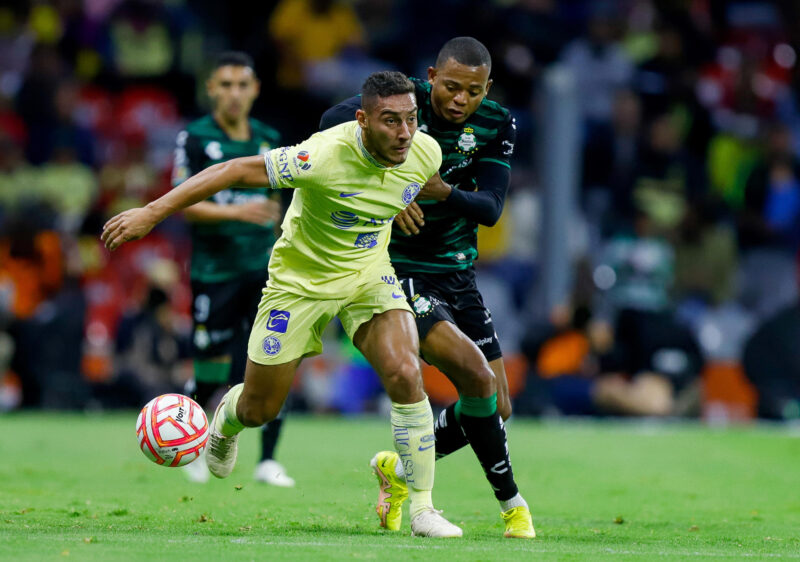 Sebastián Cáceres (i) del América disputa un balón con Harold Preciado del Santos durante un partido en el estadio Azteca en Ciudad de México. Archivo. EFE/Isaac Esquivel