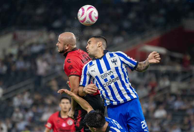 Sebastian Vegas (d) del Monterrey disputa el balón con Carlos González del Tijuana, durante un partido en el estadio BBVA de la ciudad de Monterrey (México). EFE/Miguel Sierra