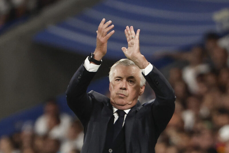 El entrenador del Real Madrid Carlo Ancelotti durante el partido de la cuarta jornada de LaLiga entre el Real Madrid y el Real Betis, este domingo en el estadio Santiago Bernabéu. EFE/Sergio Pérez