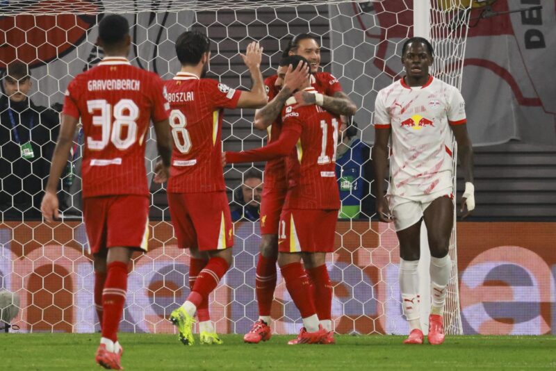 Darwin Nunez del Liverpool celebra con sus compañeros tras marcar el gol del 0-1 durante el partido de la UEFA Champions League del Leipzig contra el Liverpool. EFE/EPA/CLEMENS BILAN