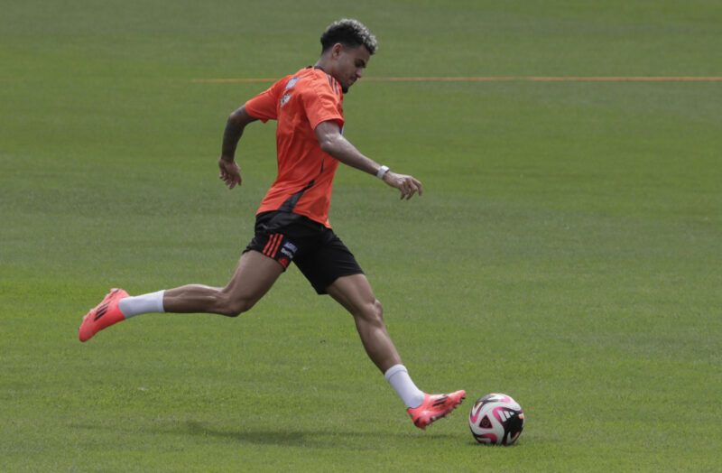 Eliminatorias CONMEBOL: Previa, partidos, horarios y por dónde ver Luis Díaz, delantero del Liverpool, participa en un entrenamiento de la selección Colombia en el estadio Metropolitano en Barranquilla. EFE/ Carlos Ortega
