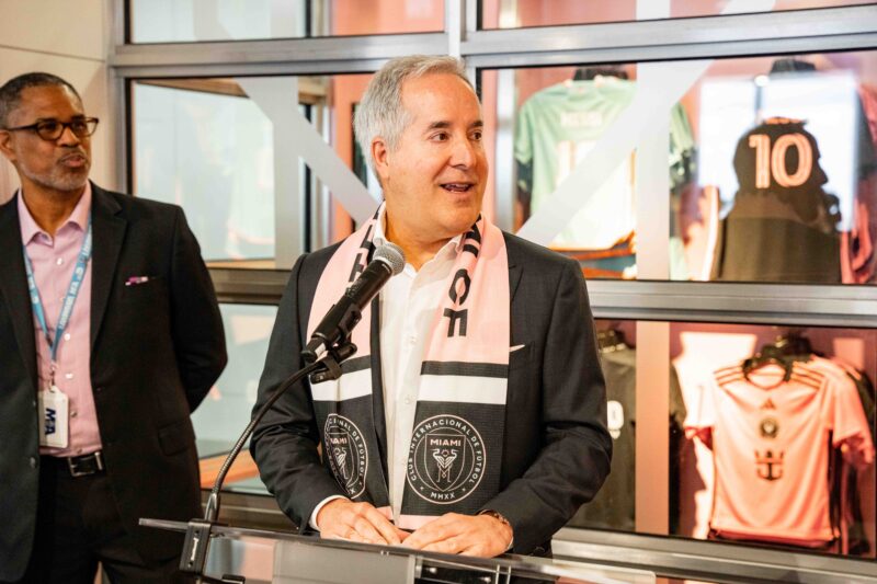 Inter Miami aterriza en el aeropuerto con su nueva tienda oficial Inter Miami aterriza en el aeropuerto con su nueva tienda oficial