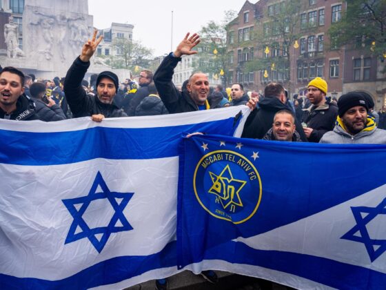 Francia incrementa seguridad previo al partido contra Israel Seguidores del Maccabi Tel Aviv en la plaza De Dam en Ámsterdam, donde se originaron enfrentamientos con manifestantes propalestinos antes del partido de la Liga Europa contra el Ajax. (Francia-Israel) Foto: EFE/EPA/JEROEN JUMELET