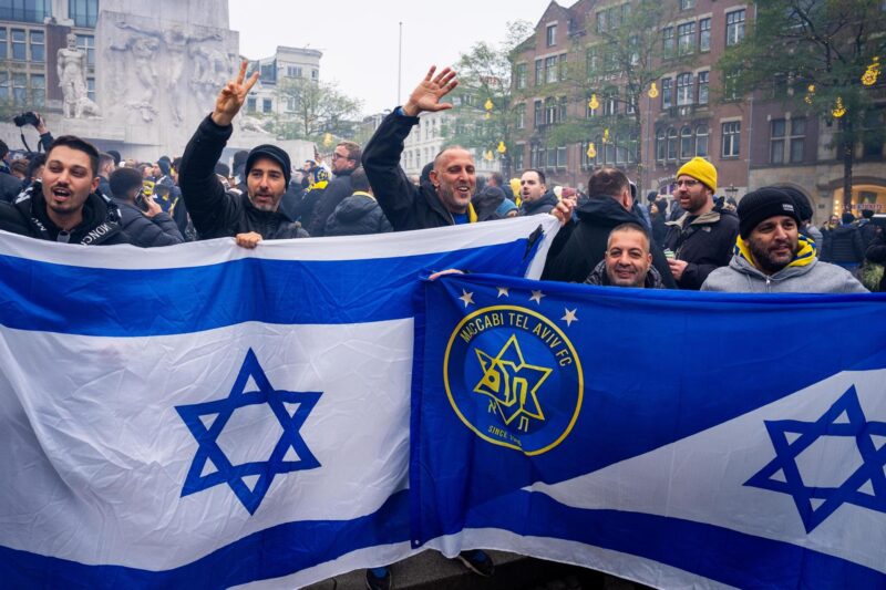 Seguidores del Maccabi Tel Aviv en la plaza De Dam en Ámsterdam, donde se originaron enfrentamientos con manifestantes propalestinos antes del partido de la Liga Europa contra el Ajax. (Francia-Israel) Foto: EFE/EPA/JEROEN JUMELET