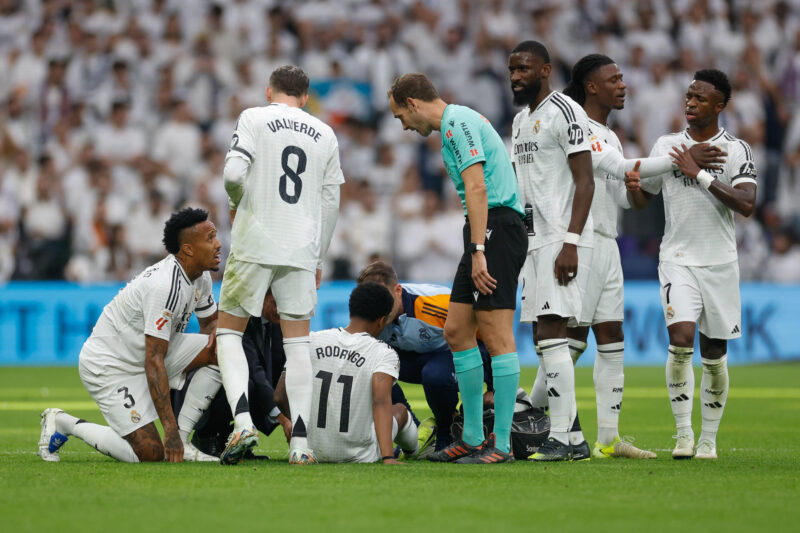 El delantero brasileño del Real Madrid Rodrygo Goes, en el césped lesionado durante el partido de la jornada 13 de LaLiga entre Real Madrid y Osasuna, este sábado en el estadio Santiago Bernabéu en Madrid.-EFE/ Javier Lizón