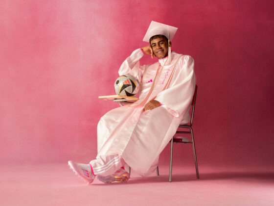 La nueva colección de botines que diseñó Adidas para Lamine Yamal Lamine Yamal posando con su nueva colección de botines. ADIDAS.