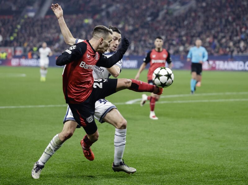 Alejandro Grimaldo, nuevo refuerzo del Atlético de Madrid El jugador español Alex Grimaldo, del Leverkusen, (i) junto a Matteo Darmian del Inter durante el partido de la sexta jornada de la UEFA Champions League que han jugado Bayer Leverkusen e Inter Milan en Leverkusen, Alemania. EFE/EPA/RONALD WITTEK