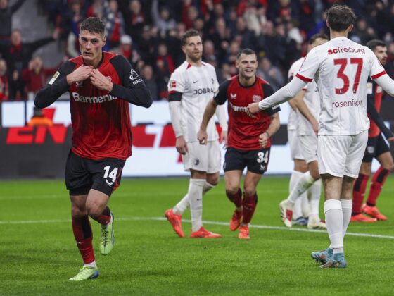 Marcadores en Bundesliga Jornada 15: Partidos y tabla de posiciones El jugador del Leverkusen Patrik Schick (I) celebra el 5-1 durante el partido de la Bundesliga que han jugado Bayer 04 Leverkusen y SC Freiburg en Leverkusen, Alemania. EFE/EPA/CHRISTOPHER NEUNDORF