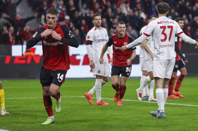 Marcadores en Bundesliga Jornada 15: Partidos y tabla de posiciones El jugador del Leverkusen Patrik Schick (I) celebra el 5-1 durante el partido de la Bundesliga que han jugado Bayer 04 Leverkusen y SC Freiburg en Leverkusen, Alemania. EFE/EPA/CHRISTOPHER NEUNDORF