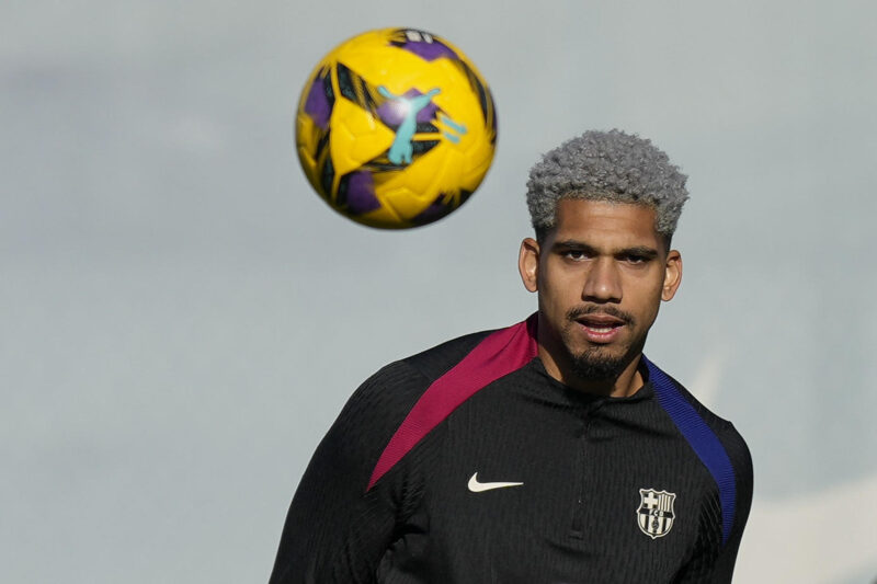 Unanimo Breves: Ronald Araujo renueva con el FC Barcelona Ronald Araujo, defensa uruguayo del FC Barcelona. EFE/Enric Fontcuberta