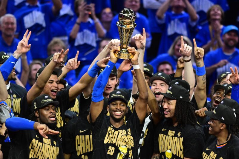 Lo mejor del deporte en 2025: Resumen, campeones, récords y más Jugadores, directivos y miembros de la comisión técnica de los Thunder levantan el trofeo que los acredita como flamantes campeones de la NBA al ganar este domingo en casa, el Paycom Center de Oklahoma, el el séptimo juego de las finales a Indiana Pacers. EFE/EPA/MANUELA SOLDI