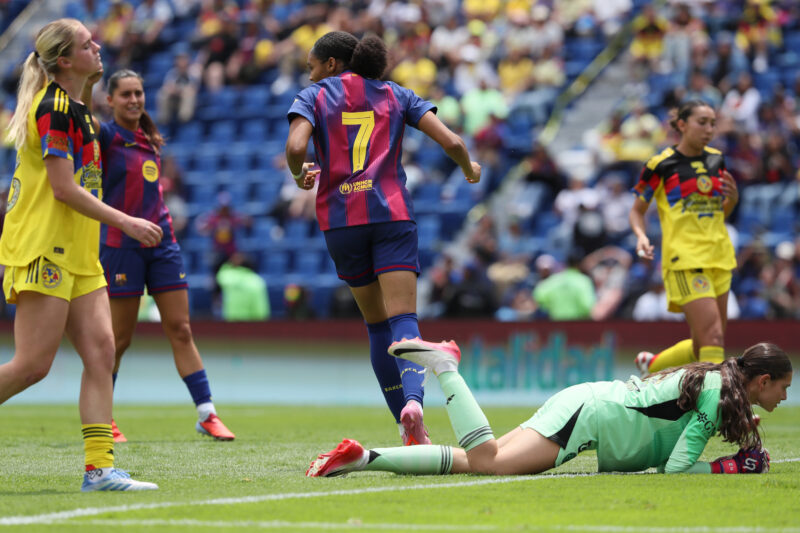 MEX635. CIUDAD DE MÉXICO (MÉXICO), 24/08/2025.- Salma Celeste Paralluelo (c) del FC Barcelona celebra este domingo, durante un partido amistoso entre América y FC Barcelona en el Estadio Ciudad de los Deportes, en la Ciudad de México (México). EFE/ Mario Guzmán