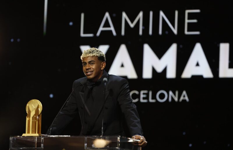 Con 18 años, Lamine Yamal ya pisa el podio del Balón de Oro