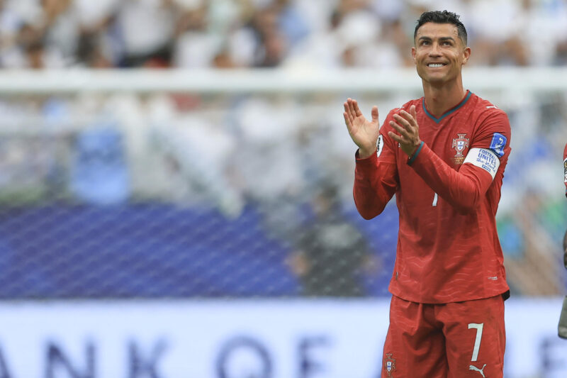 El delantero portugués Cristiano Ronaldo aplaude al final del partido del Grupo K del Mundial 2026 que ganaron a Uzbekistán en el estadio Houston (EEUU). EFE/Carlos Ramírez