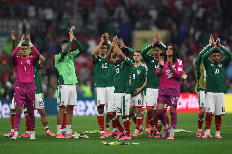 Jugadores de México reaccionan este domingo, al finalizar un partido por los octavos de final del Mundial de la FIFA 2026 entre México e Inglaterra en el estadio Azteca en Ciudad de México (México). Imagen de archivo. EFE/ Alex Cruz