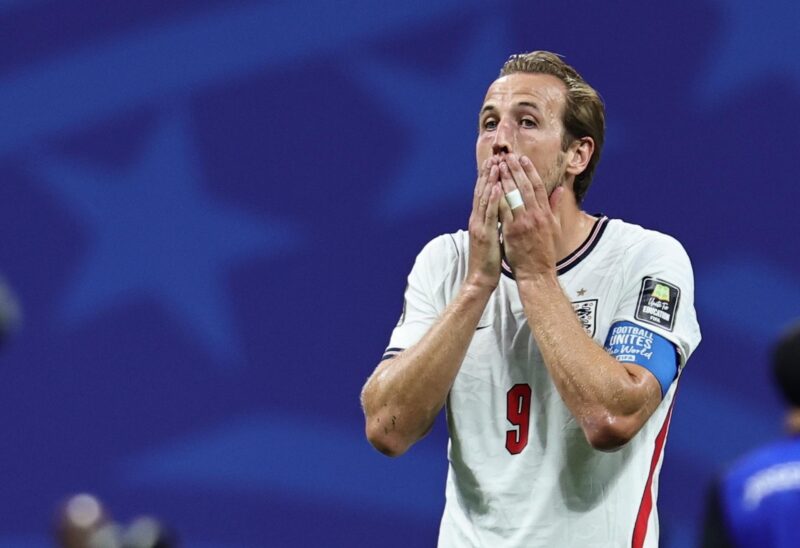 Harry Kane, capitán de Inglaterra, muestra su frustración al perder 1-2 la semifinal del Mundial 2026 ante Argentina. EFE/EPA/RONALD WITTEK