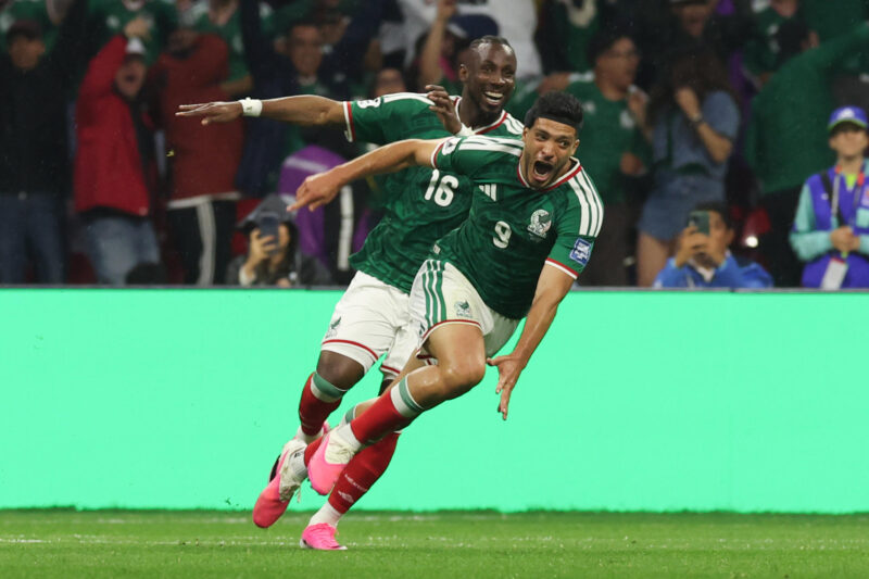 Raúl Jiménez (d) y Julián Quiñones celebran un triunfo de México en el Mundial
